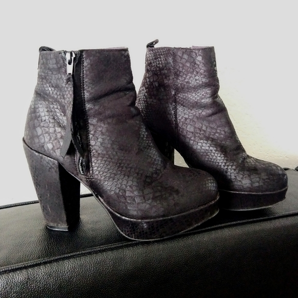 Pink & Pepper Shoes - 30% off Bundles! 🖤 Chunky Snakeskin Booties